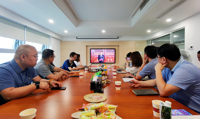 遠(yuǎn)景智庫全院老師集中觀看慶祝中國共產(chǎn)黨成立100周年大會(huì)實(shí)況直播