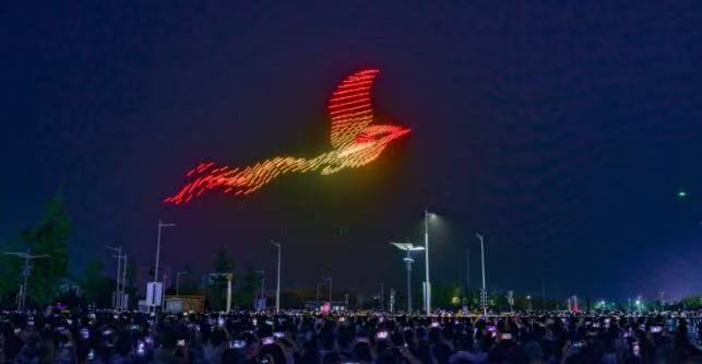 無人機(jī)表演屬于低空經(jīng)濟(jì)的一部分，圖源央廣網(wǎng).jpg